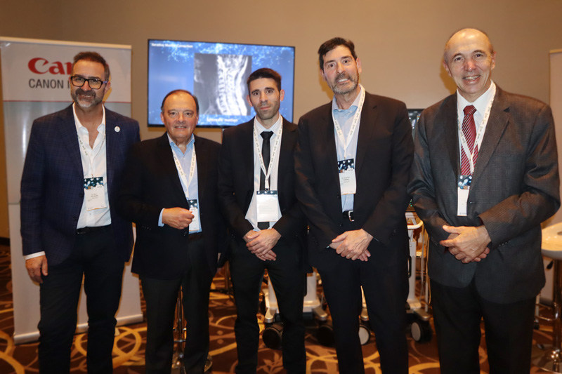 Dr. Mario Pelizzari, Antonio Machado, Dr. Alejandro Tempra y Claudio Forti en Stand de Canon