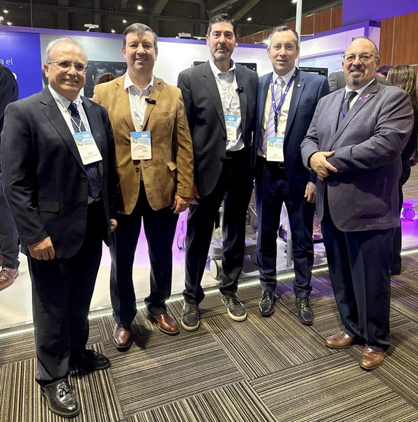 Cristian García, Dr. Alejandro Tempra, Pablo Serrao y Marcelo Gubert en stand de GE HealthCare