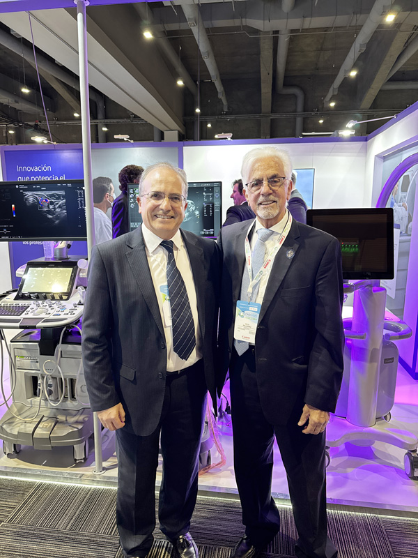 Cristian García de Intec y Dr. Mario Palermo en stand de GE HealthCare