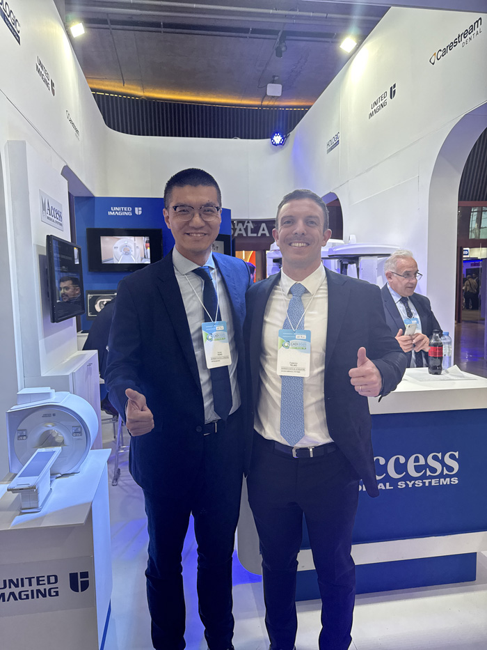 Federico Telmo en Stand de Access, representante de United Imaging