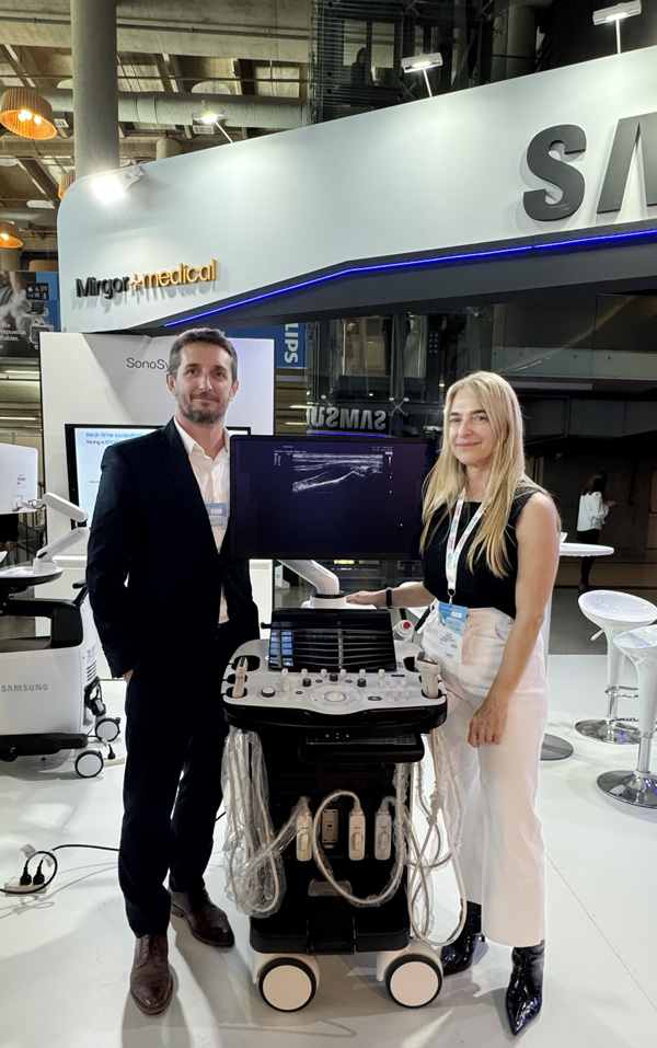 Ezequiel Valle y Dra. Claudia Riboldi en stand de Mirgor