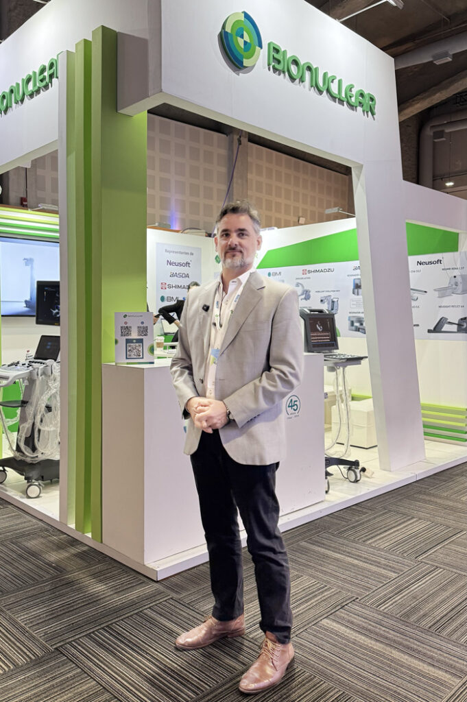 Mariano Valcarce en stand de Bionuclear