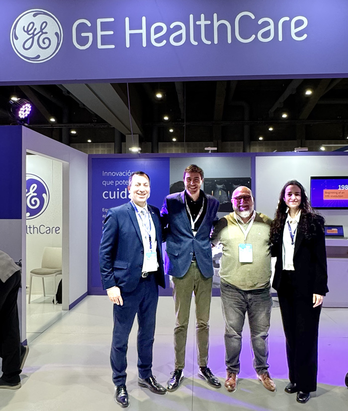 Pablo Serrao, Dr. Sebastián Lascano en stand de GE HealthCare