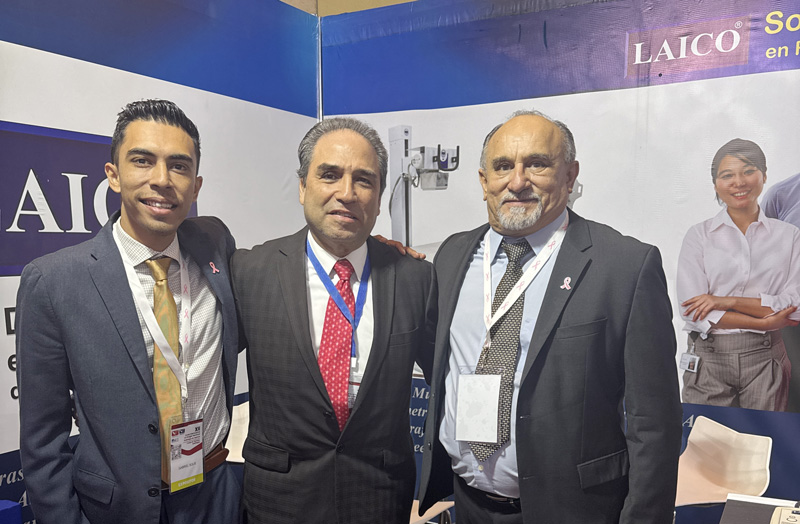 Gabriel Solis padre e hijo de Laico con el Dr. David Perez Montemayor en stand de Laico en el CIIS 2025 en Guadalajara