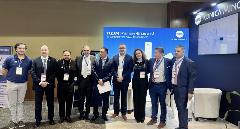 Profesores de la FMRI en el stand de Konica Minolta