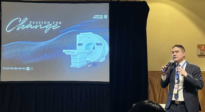 Rafi-Reyes en el simposio de MRI de United Imaging Healthcare en el CIIS 2025 en Guadalajara