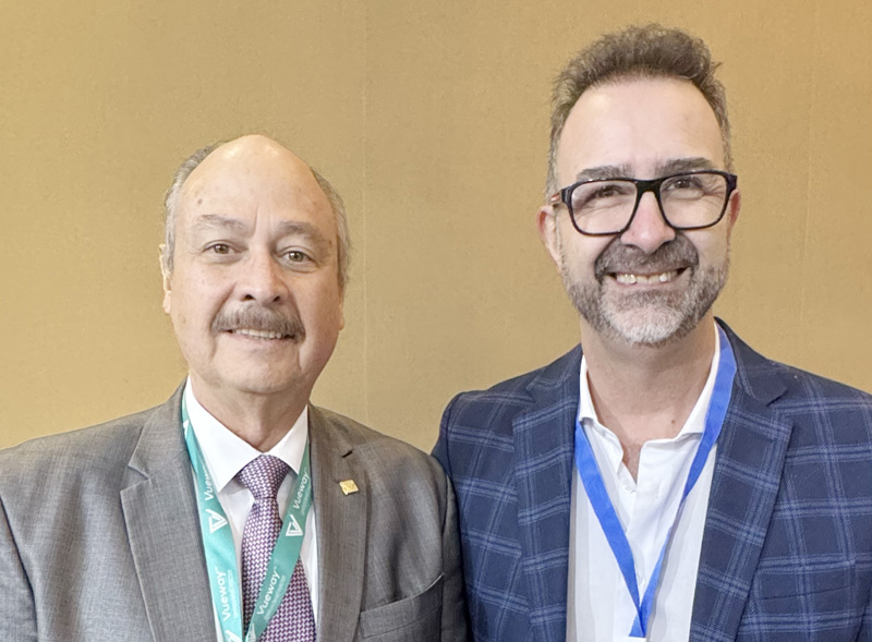 Dr. Dante Casale de la FMRI y Dr. Mario Pelizzari del Instituto Oulton y Reina Fabiola en Cordoba, Argentina en el CIIS 2025 en Guadalajara