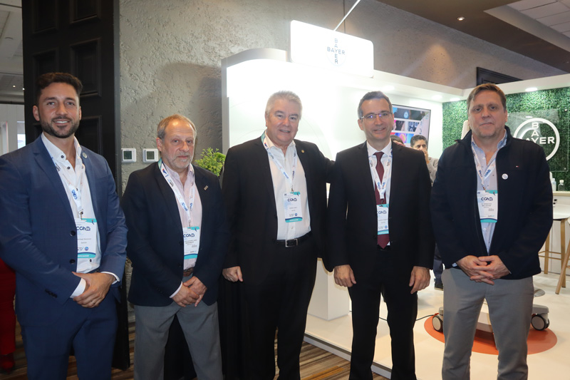 Santiago Maisonave, Dr. Alejandro Rasumoff, Carlos Losio, Dr. Lisandro Paganini y Dr. Sebastián Ballester en el stand de Bayer