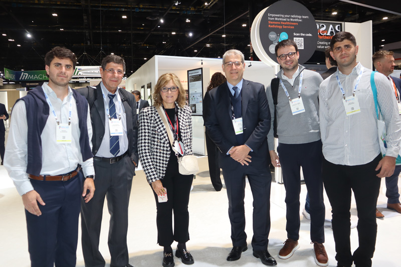 Dr. Franco Schroeder, Dr. Alejandro Schroeder, Margarita, Mario Amadio, Dr. Agustín Tomás Brunazzo Meng y Dr. Nicolas Schroeder en stand de Siemens Healthineers