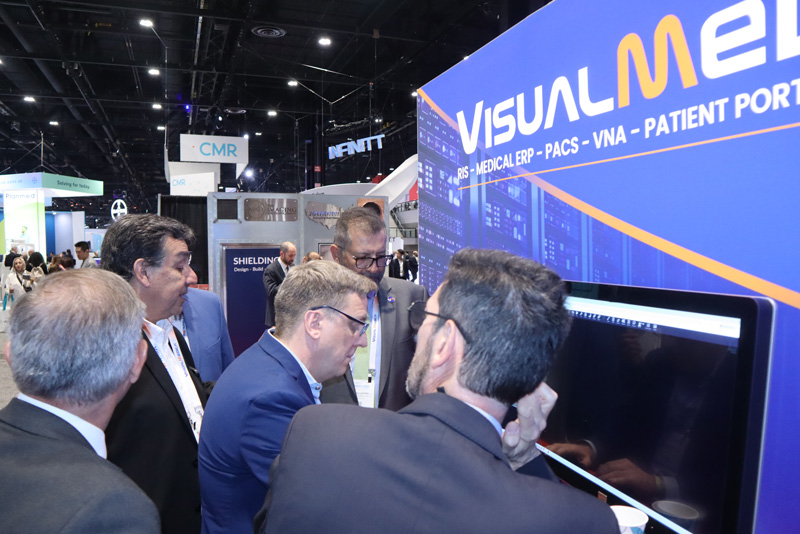 Dr. Alejandro Tempra y Dr. Sebastián Ballester en stand de VisualMedica