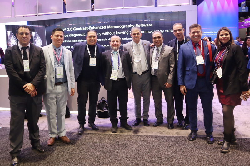 La FMRI visita stand de Hologic junto a Armando Alvarez de SMH