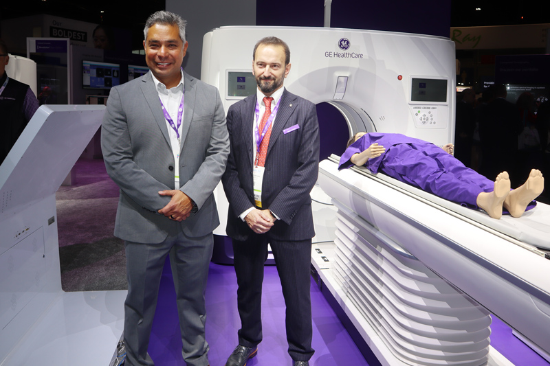 Guillermo Martinez (General Manager CT Engineering de GE Healthcare) y Mario Carcano (CMO CT de GE HealthCare)