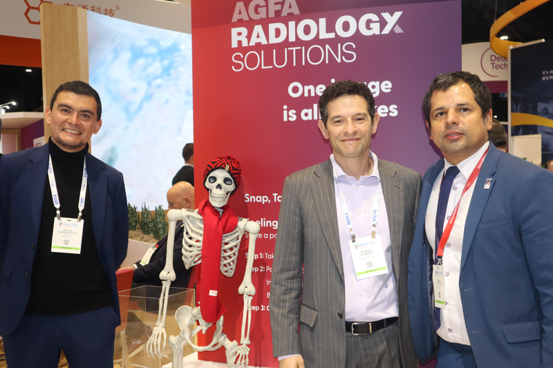 Arturo Barrera Rojas y Ricardo Schwartz de Valtek junto a Marco Martinez de Agfa Radiology Solutions