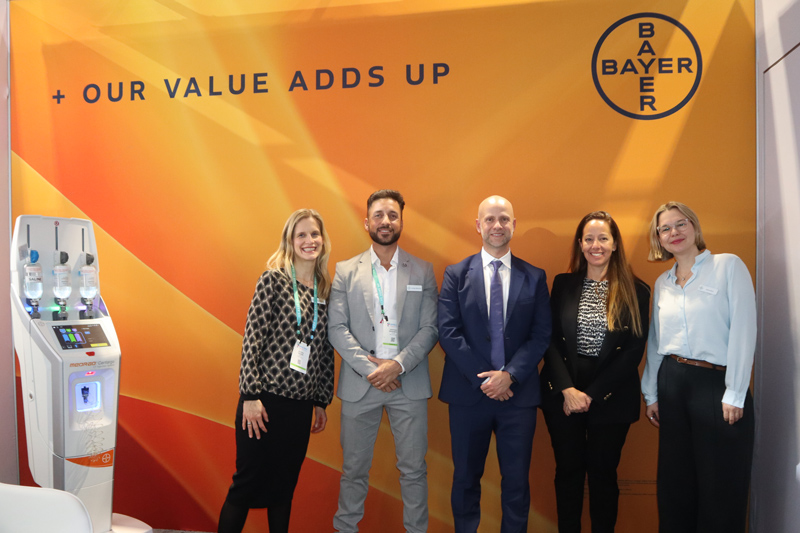 Victoria Vigener, Santiago Maisonave, Nelson Ambrogio, Bárbara Domb en stand de Bayer