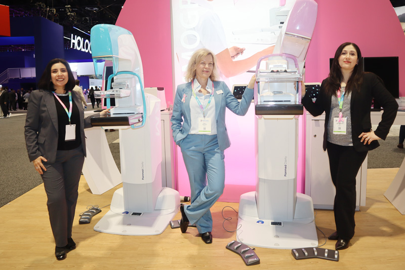 Vendedoras de CMR junto a Satu Seppala en stand Planmed