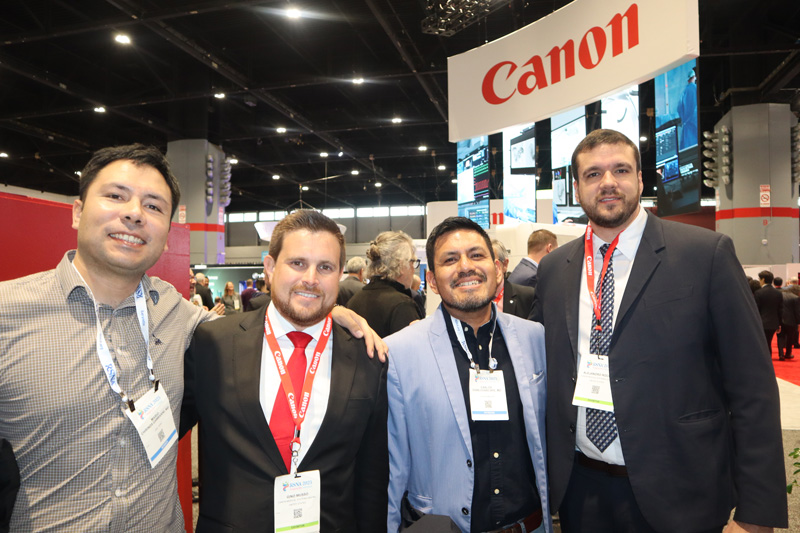 Dr. Mario Gambarini, Gino Musso, Dr. Carlos Ugas y Alejandro Rocco en stand de Canon