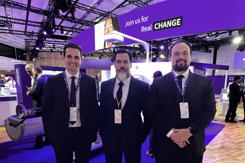 Rafael Conti y Noe Hashimoto de GE HealthCare con medico brasilero