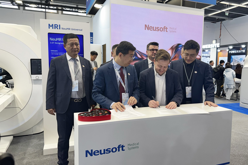 Mr. Dan de Neusoft firmando acuerdo