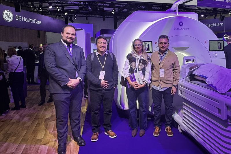 Noé Hashimoto de GE HealthCare con médicos de Chile