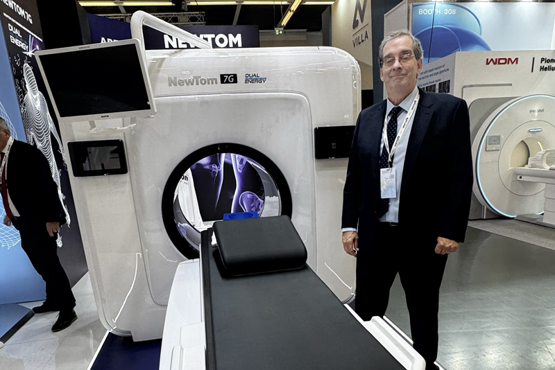 Fernando González en stand de NewTom