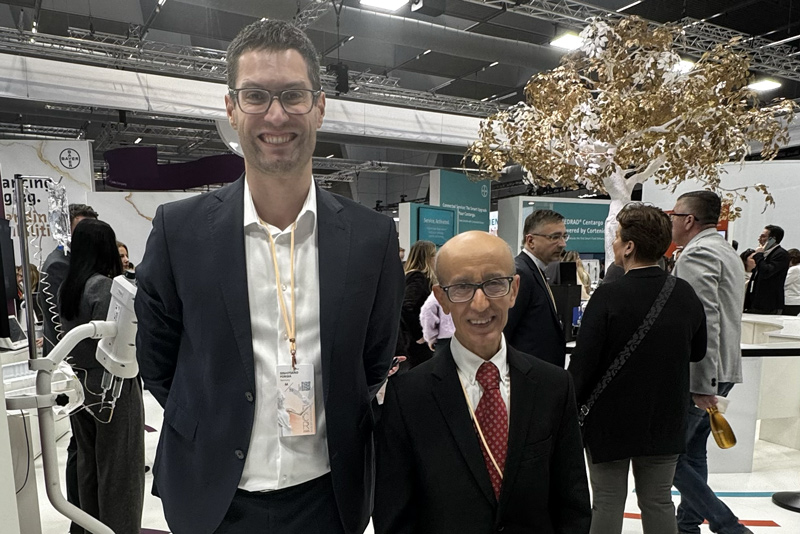 Sebastiano Forgia de Bayer con el Dr. Ahmed Ba Ssalamah