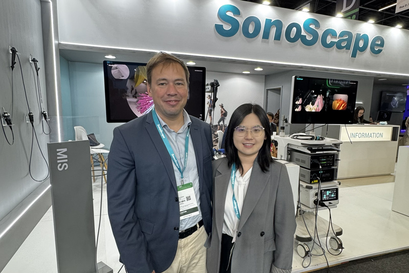 Julián Fucile con Irene Huo en stand de SonoScape en Hospitalar 2026