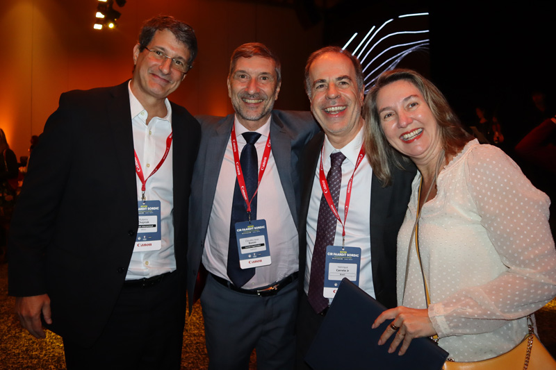 Dr. Rubens Chojniak, Dr. Claudio Bonini, Dr. Henrique Carrete Jr. y Sra.