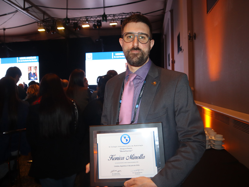 Reconocimiento a Juan Pablo Devoto de Konica Minolta por apoyo al CIR