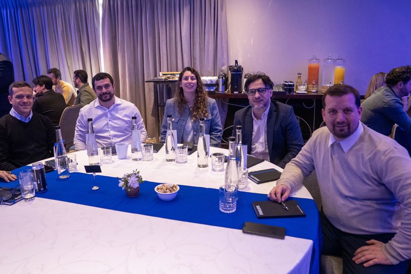 Angela Celli con asistentes al evento