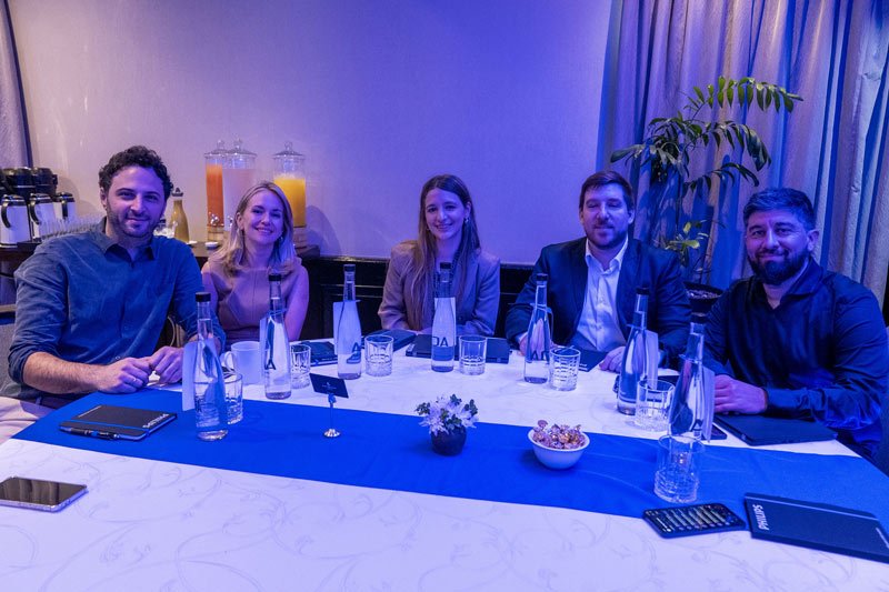 Camila Ureta de Philips con asistentes al evento
